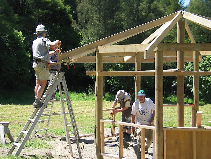 Building of the shelter at the log hauler site